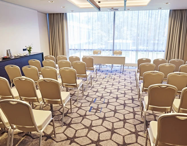 028_SHR_Koeln_conference_Habsburg_1,2,3_Theater.jpg Konferenzraum mit Tageslicht und ReihenbestuhlungConference room with daylight and row seating