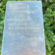 Kunststele Emmi Leisner.jpg