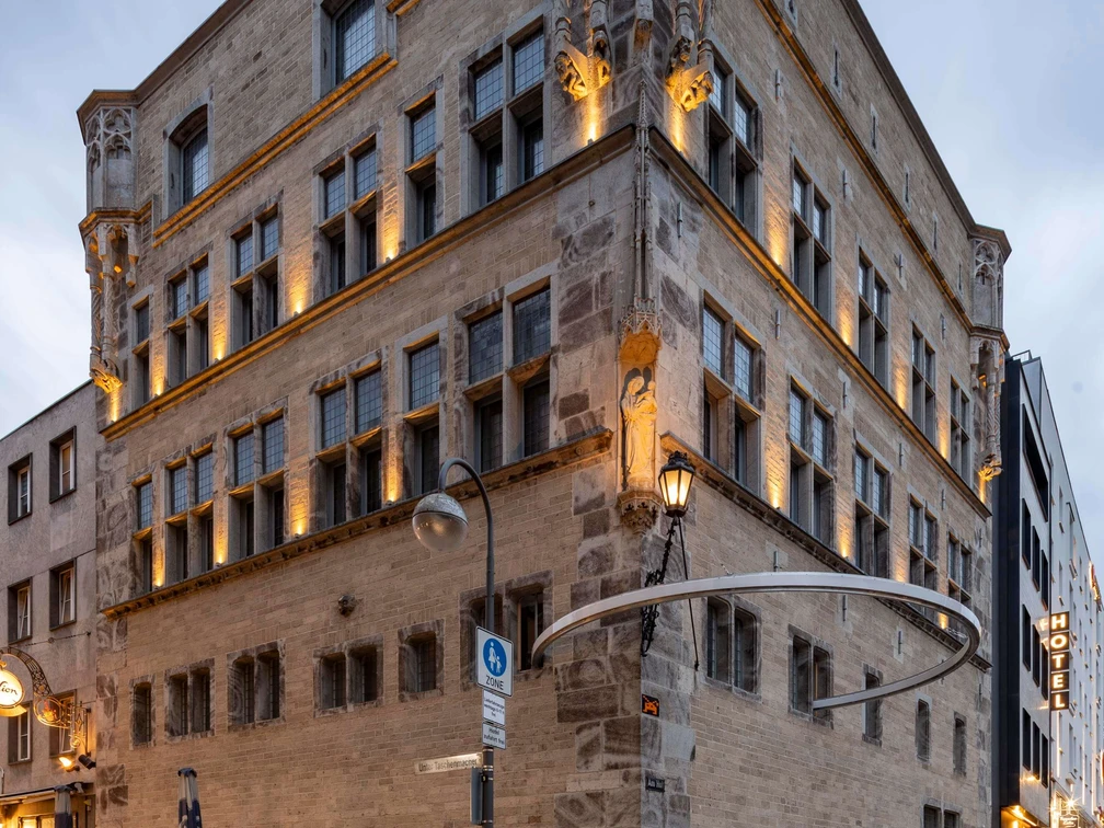 Saaleck House, artothek Historisches Gebäude mit verzierten Ecktürmen, mehrstöckigen Fenstern und Abendbeleuchtung.Historic building with ornate corner towers, multi-storey windows and evening lighting.