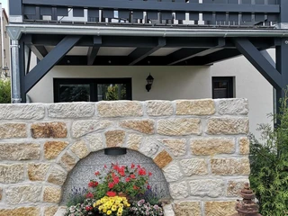 blumige Details am Apartmenthaus