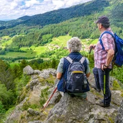 Wanderer am Ausblick vom Scherzenfelsen nach Seebach und ins Rheintal
