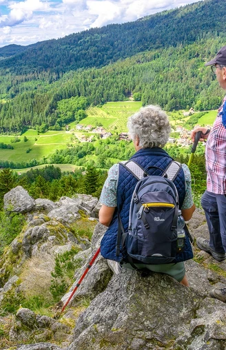 Wanderer am Ausblick vom Scherzenfelsen nach Seebach und ins Rheintal
