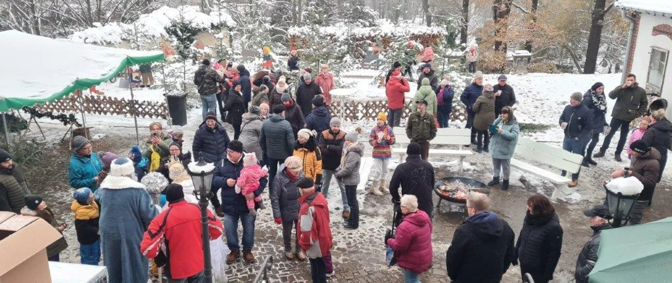 Weihnachtsmarkt in Dahlen mit Feuer und Bastelecke.jpg Weihnachtsmarkt in Dahlen mit Feuer und Bastelecke