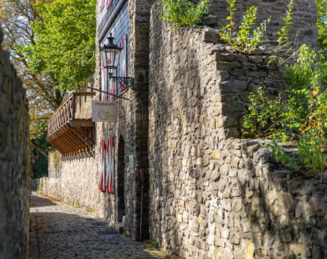 Spielzeugmuseum Ratingen Natursteinmauern und Kopfsteinpflastergasse führen zum historischen Spielzeugmuseum Ratingen.
