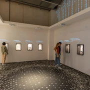 Infotafeln im Deutschen Schloss- und Beschlägemuseum Infotafeln im Museum erläutern die Geschichte von Schlössern und Beschlägen in einem modernen Raum.