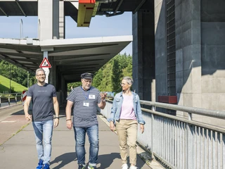 Guidet tur i Scharnebeck skibselevator Führung am Schiffshebewerk ScharnebeckGuided tour of the Scharnebeck ship liftVisite guidée de l'ascenseur à bateaux de ScharnebeckRondleiding door de scheepslift van ScharnebeckGuidet tur i Scharnebeck skibselevator