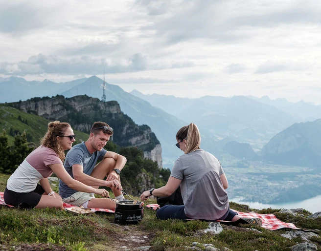 niderhorn-fondue-rucksack-gruppe-geniesst-essen-aussicht-thunersee.jpg