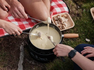 niderhorn-fondue-rucksack-nahaufnahme-brot-fondue.jpg