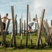 spielplatz-niderhorn-kinder-holzgeruest-balance.jpg