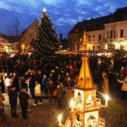 Weihnachtsmarkt Bad Düben Marktplatz von Bad Düben mit gut besuchtem Weihnachtsmarkt.