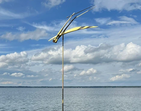 Libelle im Wind Kunstvolle Skulptur "Libelle im Wind" ragt aus der Wasseroberfläche des Steinhuder Meers empor.