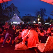 Der Weihnachtsmann verteilt Süßigkeiten an alle Kinder. Der Weihnachtsmann verteilt Süßigkeiten an alle Kinder.