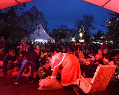 Der Weihnachtsmann verteilt Süßigkeiten an alle Kinder. Der Weihnachtsmann verteilt Süßigkeiten an alle Kinder.