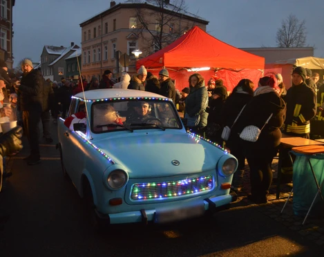 Der Weihnachtsmann kommt im Trabi angefahren Der Weihnachtsmann kommt im Trabi angefahren