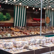 Dudel Gewürze & Kräuter Marktstand Ein Markstand mit vielen Tütchen voller verschiedener Gewürze und Bonbons.