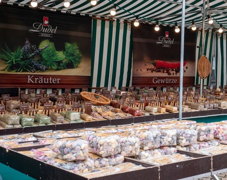 Dudel Gewürze & Kräuter Marktstand Ein Markstand mit vielen Tütchen voller verschiedener Gewürze und Bonbons.