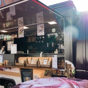 Sheka Forest Ein Kaffeeverkauf aus einem schwarzen Lieferwagen