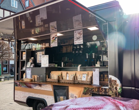 Sheka Forest Ein Kaffeeverkauf aus einem schwarzen Lieferwagen