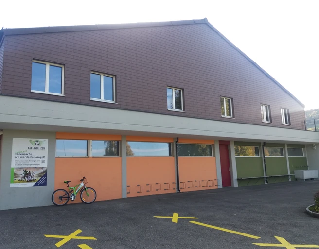 Reinach_Eisbahn_Gruppenunterkunft_Aussenansicht