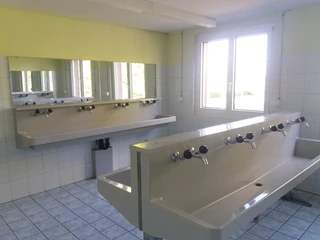 Reinach_Eisbahn_Gruppenunterkunft_Waschraum