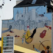 Mural Wandgemälde mit surrealen Stadtansichten, gotischen Türmen und Banane in Köln.Murals with surreal cityscapes, gothic towers and bananas in Cologne.