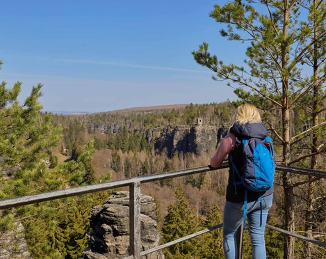 Johanniswacht im Bielatal Eine Frau betrachtet von einem Aussichtspunkt die beeindruckenden Felsen des Bielatals in Sachsen.