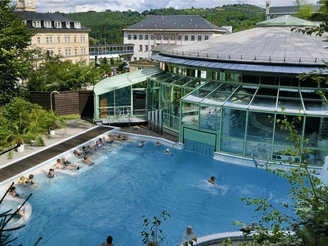 Blick auf das Aussenbecken der Therme Miriquidi