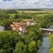 Ansicht von Wünschendorf mit der Veitskirche und Holzbrücke