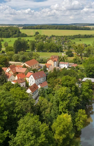 Ansicht von Wünschendorf mit der Veitskirche und Holzbrücke