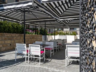 Restaurantterrasse im Innenhof