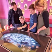 Der virtuelle Orchestergraben lädt zum Dirigieren ein. Museum Wagnerstätte Jagdschloss in Graupa/Pirna, Sächsische Schweiz