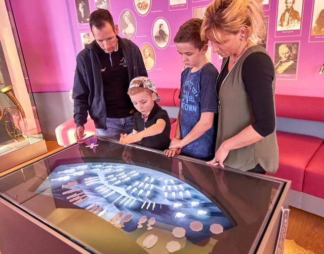 Der virtuelle Orchestergraben lädt zum Dirigieren ein. Museum Wagnerstätte Jagdschloss in Graupa/Pirna, Sächsische Schweiz
