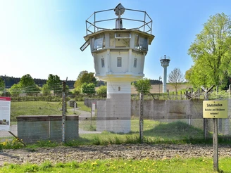 Original-Schutzstreifen der ehemaligen DDR-Grenze mit Wachturm in Mödlareuth