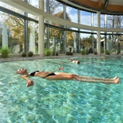 Schweben in der Soletherme