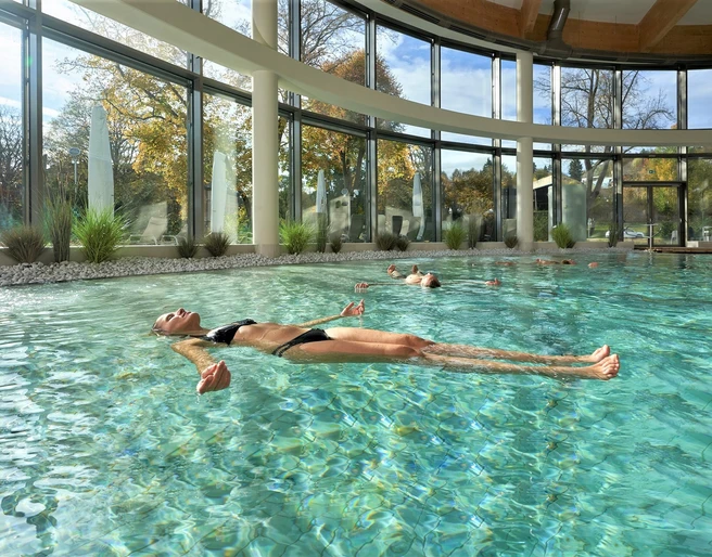 Schweben in der Soletherme