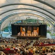 Vollbesetzte Open-Air-Arena