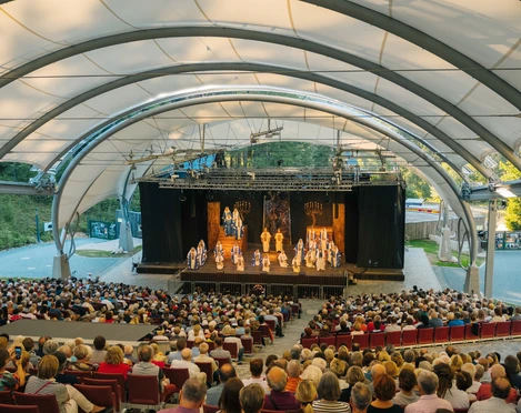 Vollbesetzte Open-Air-Arena