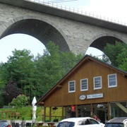 Judith´s Brückenstüb´l mit Autobahnbrücke Pirk