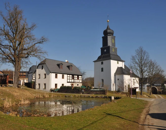Kirche und Dorfanger von Steinsdorf bei Plauen