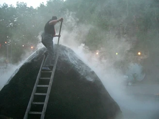 historischer Erdmeiler in Köhlerei Sosa