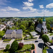 Blick auf die Grundschule und die Heilandskirche Lauterbach
