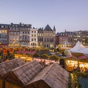 Marktplatz mit den Ständen des Aachener Weihnachtsmarktes und Reihenhäusern von oben.