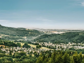 Blick von oben auf Geising und den Geisingberg, Panorama
