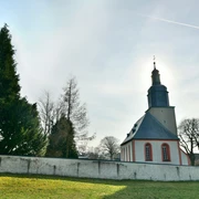 Kirche in Ebersgrün - Ansicht mit Friedhofsmauer