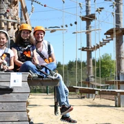 Familie im Panorama Hochseilgarten des Bio-Seehotels