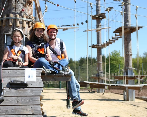 Familie im Panorama Hochseilgarten des Bio-Seehotels