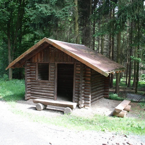 Rastplatz mit Blockhütte im Stadtwald