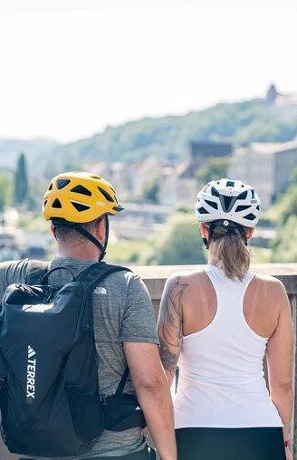 Radfahrer auf der Stadtbrücke in Pirna