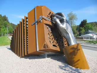 Skulptur "Geburt des Bandonions" in Carlsfeld