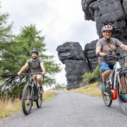 Zwei Mountainbiker am Hohen Schneeberg in der Böhmischen Schweiz